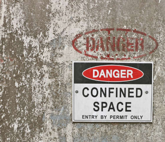 working in confined space sign 